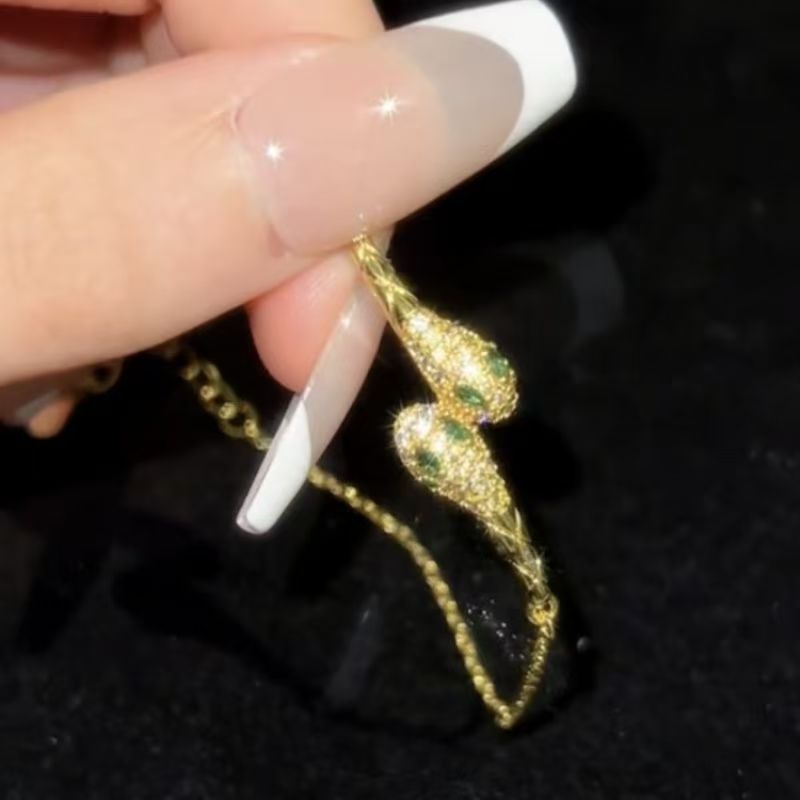 In 2025, it will be hot-selling, light luxury, fashionable, high-end spirit snake ankle chain, elegant niche design, versatile niche design